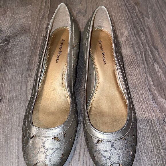 Studio Works round toe slip on shoes metallic silver, 2” stacked heel size 8.5 - Picture 2 of 10